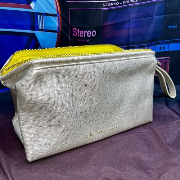 NWT Kendra Scott Dopp Kit Cosmetic Case Silver Zippered Pouch - Picture 2 of 11